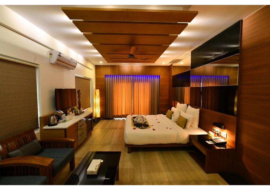 蒙纳Chandys Windy Woods Munnar的酒店客房,配有床和沙发