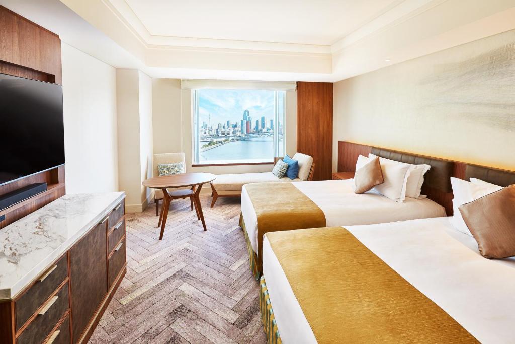 东京东京湾洲际酒店的酒店客房设有两张床和一台平面电视。