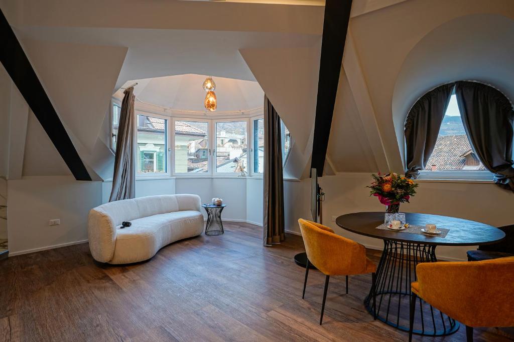 博尔扎诺Your Stay in Bolzano的客厅配有沙发和桌子