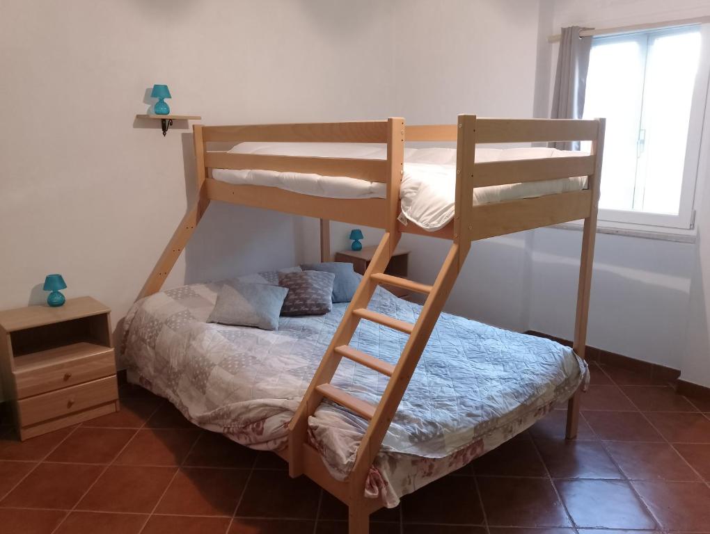 BaseliceFòndaco Pietramonte的一间卧室配有两张双层床。