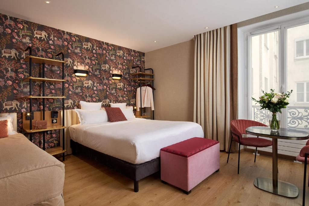 巴黎Hôtel Tourisme Avenue的酒店客房配有一张床铺和一张桌子。