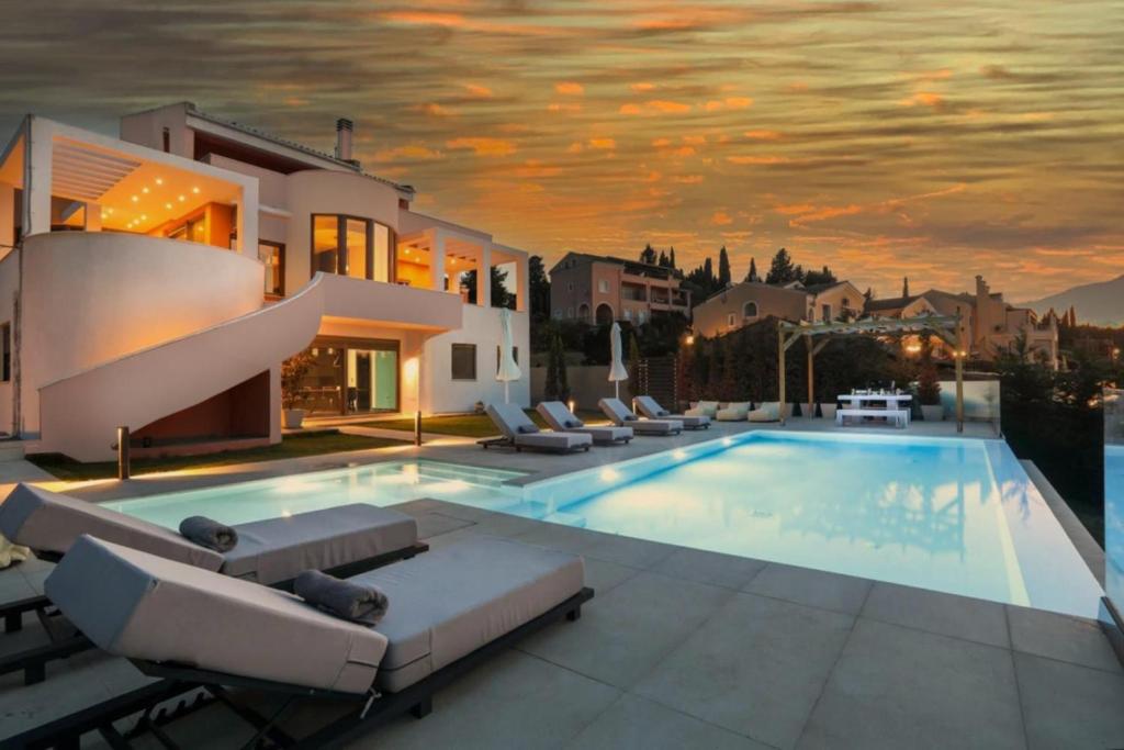 Alykes PotamouCasa Grande Private Luxury Villa的别墅 - 带带躺椅的游泳池
