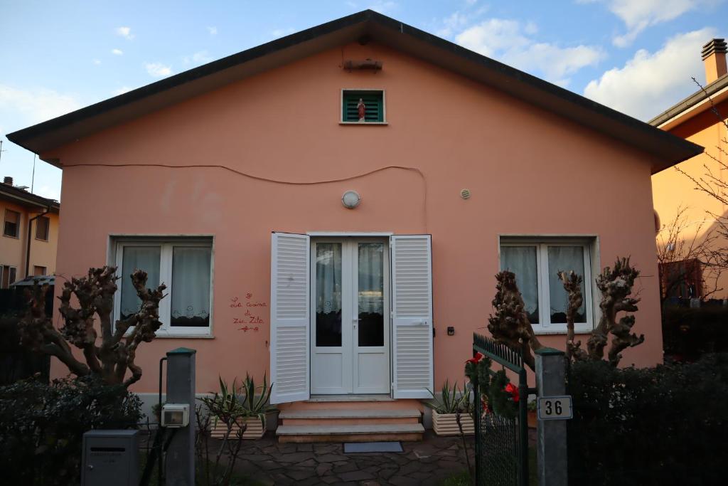 尼阿博勒皮耶韦La Casina di Zia Zita的一间白色的小房子