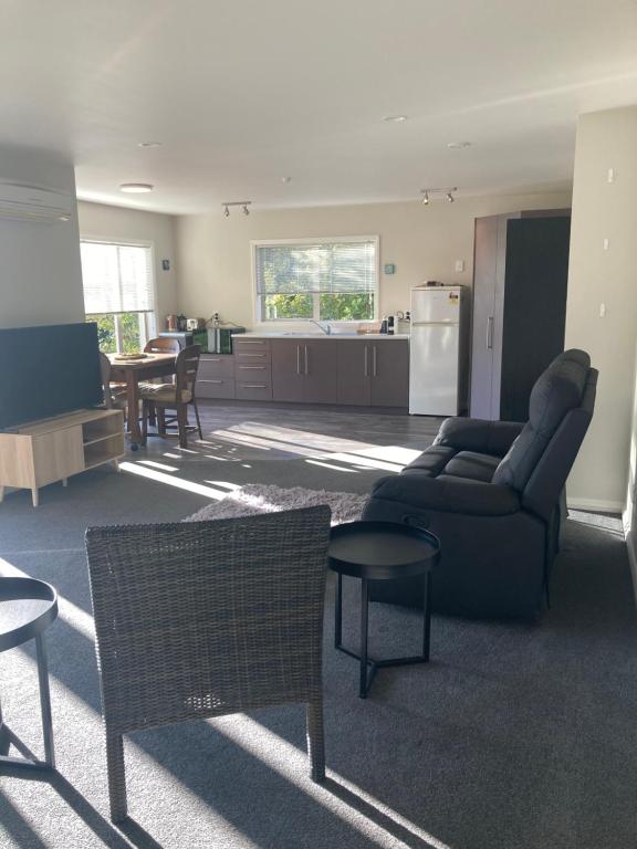 玛普瓦Private Guest House的带沙发和桌子的客厅以及厨房。