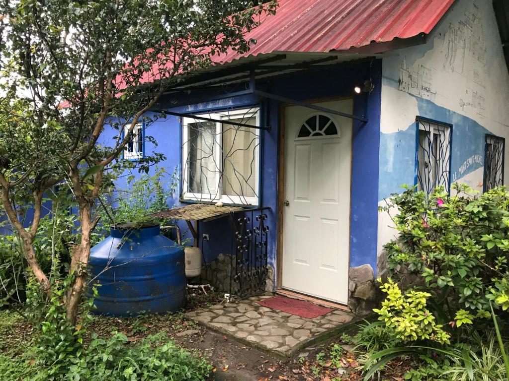 Bajo BoqueteAxelmaria的白色的蓝色房子,有白色的门