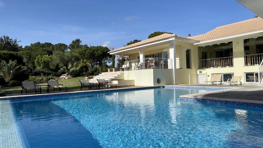 维拉摩拉Azaleas by Check-in Portugal的房屋前的大型游泳池