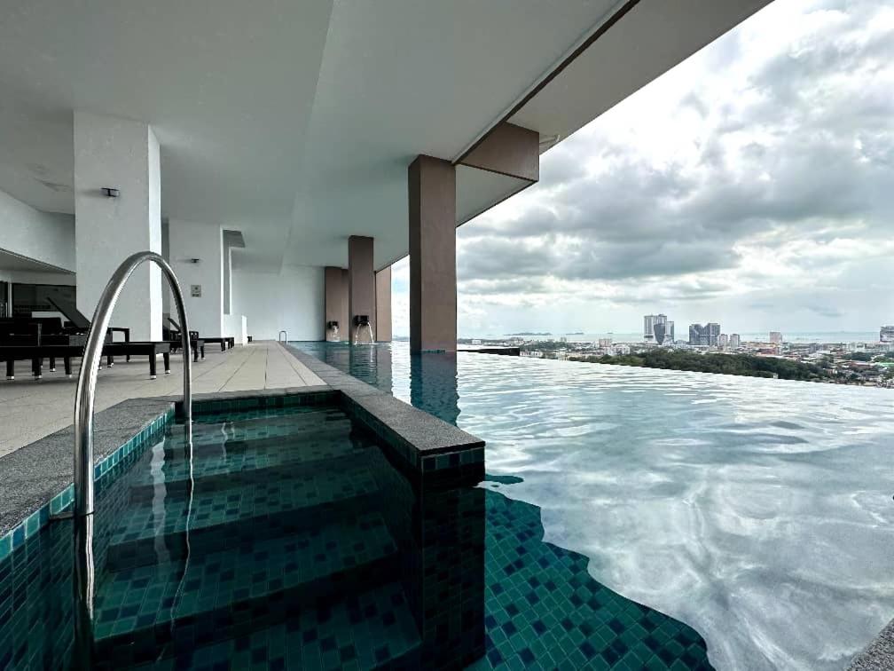 马六甲The Apple Premier Condo in melaka的一座水面建筑顶部的游泳池