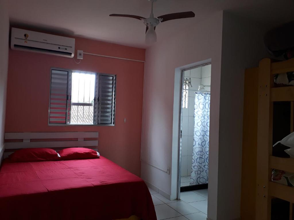 乌巴图巴Praia da Maria的红色的卧室设有床和窗户