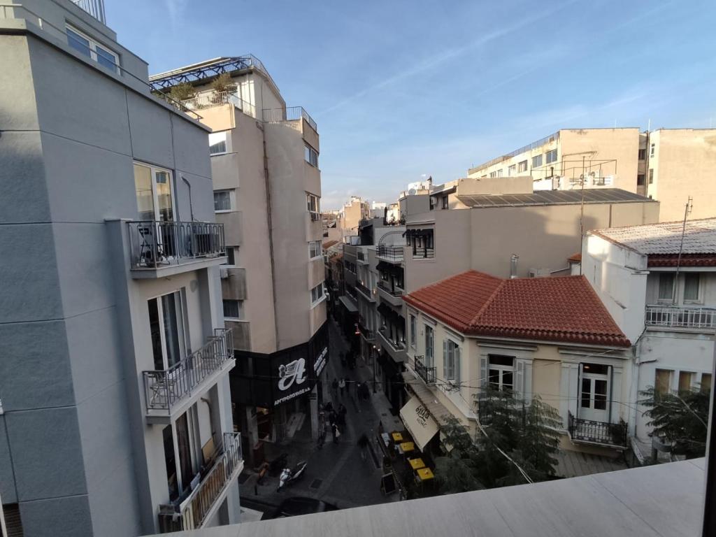 雅典ATHENS COMMERCIAL的享有城市街道上方建筑的景致