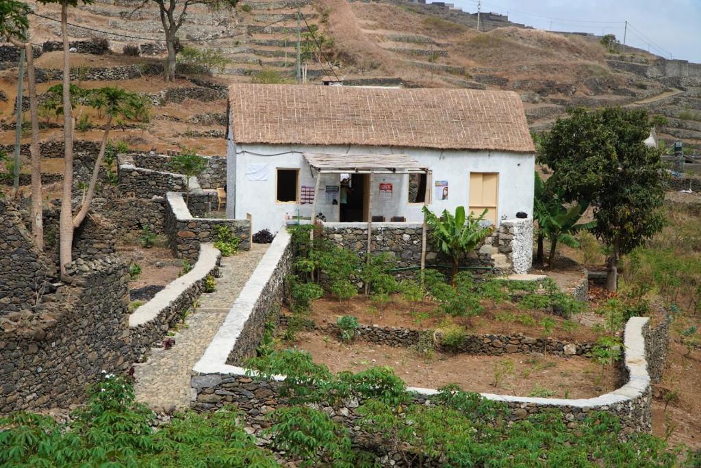 Ribeira GrandePousada Dragoeiro Monte Joana Santo Antão的山边的小房子