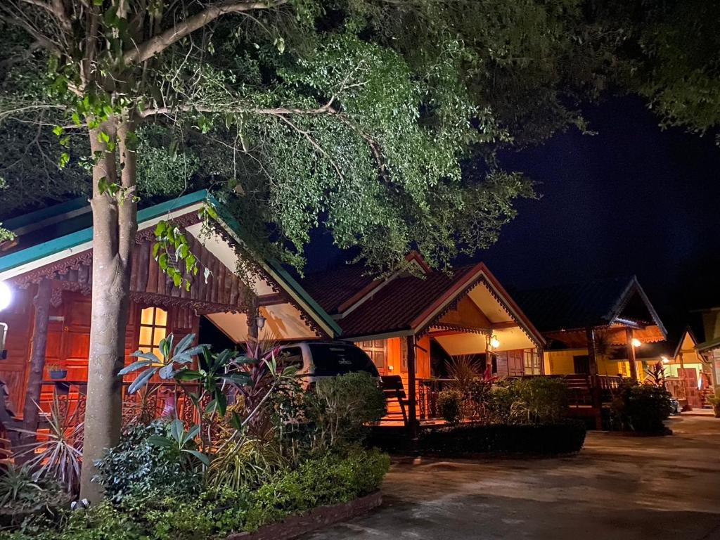 Ban Nong Nam Khan鲁安迈风情1号度假村的夜夜夜亮的房子