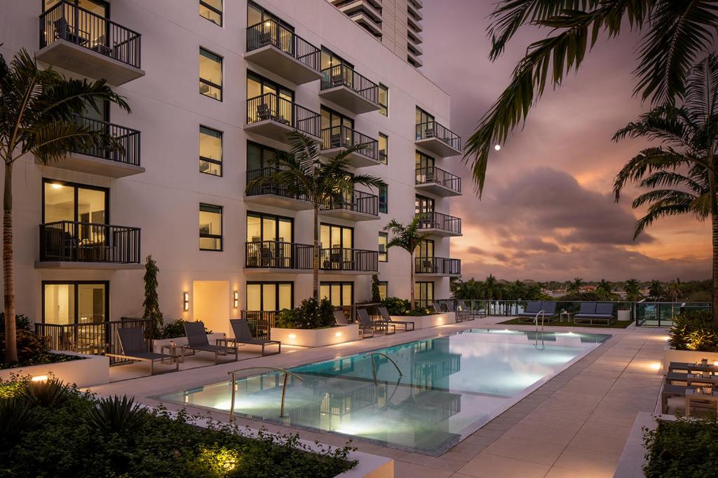 西棕榈滩AKA West Palm的享有带游泳池的建筑的外部景色