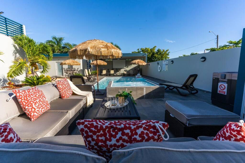 多拉多Aquaville Dorado Moderna Villa 1的带沙发和游泳池的天井