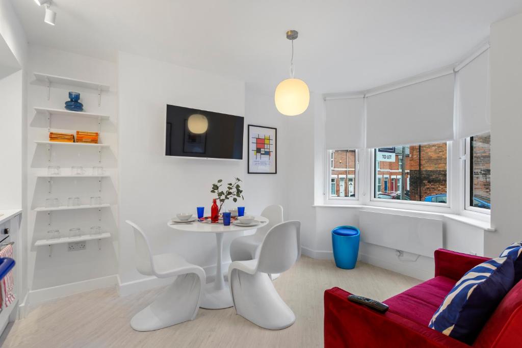 德比✰OnPoint -LARGE 3 Bedroom House With Parking!✰的客厅配有白色桌子和红色沙发