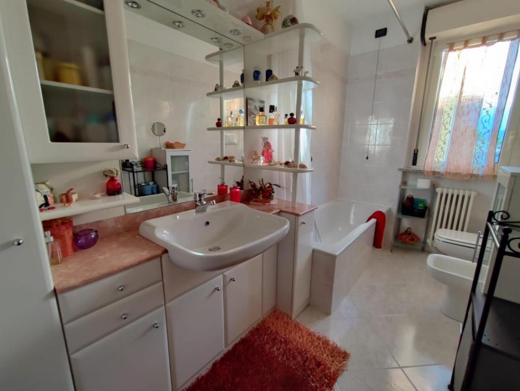 奥斯塔Singola in famiglia (MyAostaProject - Rentals)的白色的浴室设有水槽和卫生间。