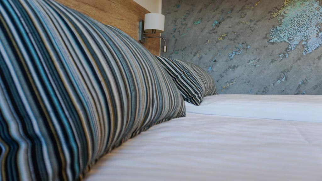 沃加尔Motel Arctic Wind的床上有2个枕头