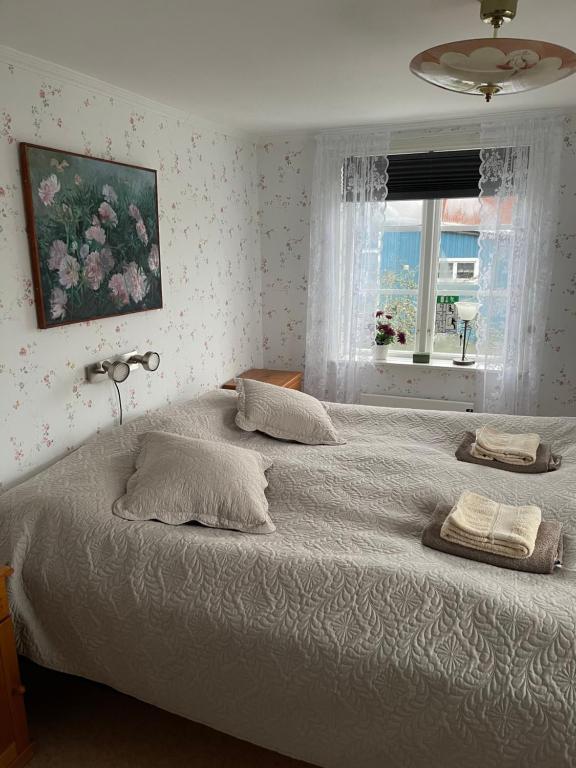 KristdalaCarina & Peters Place的一间卧室配有一张大床和两条毛巾