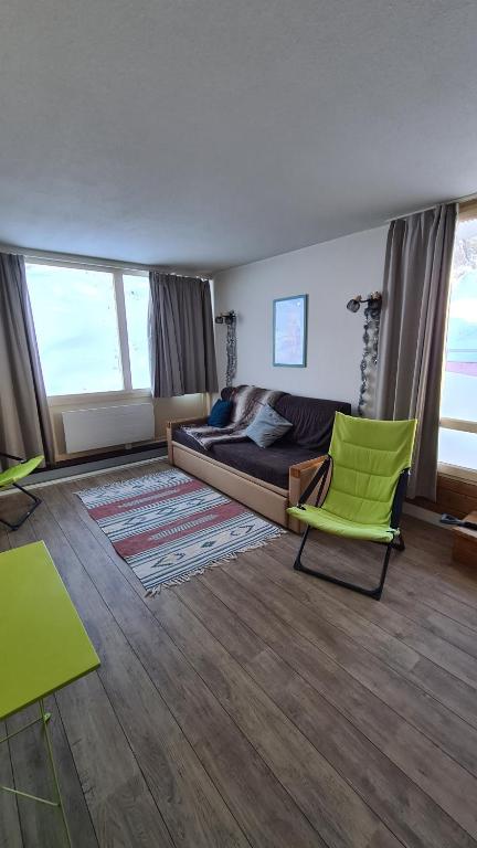 拉姆吉Appartements Bozeman的客厅配有床和绿椅