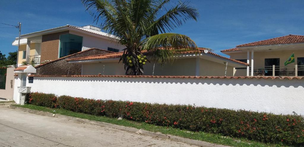 塞古罗港Na Casa da Anna的棕榈树屋前的白色围栏