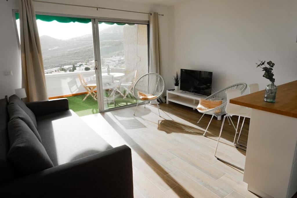 塔瓦伊瓦Alma del Mar的客厅配有沙发和桌椅