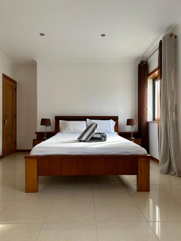 费雷尔Ocean Guesthouse Baleal的一间卧室配有一张床,上面有电话