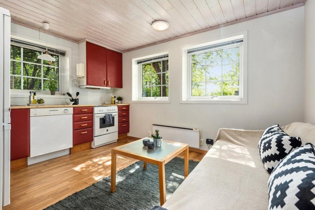阿斯克尔Pretty appartment close to Oslo的客厅配有沙发和桌子