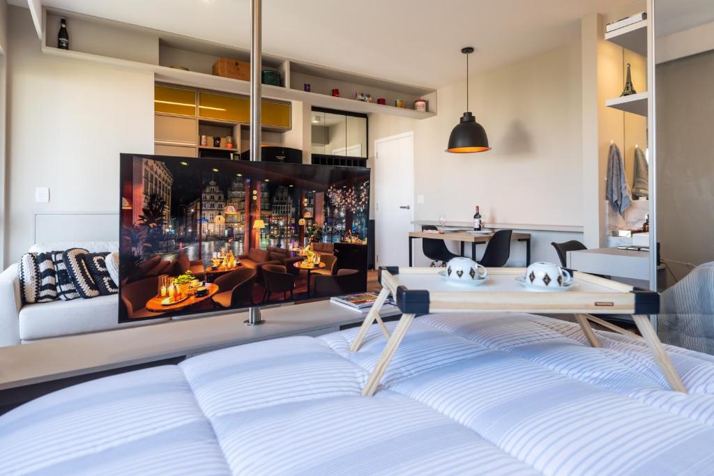 圣保罗Loft Luxo Morumbi, WIFI500MB - Traveller Awards 2024的客厅配有大电视和沙发