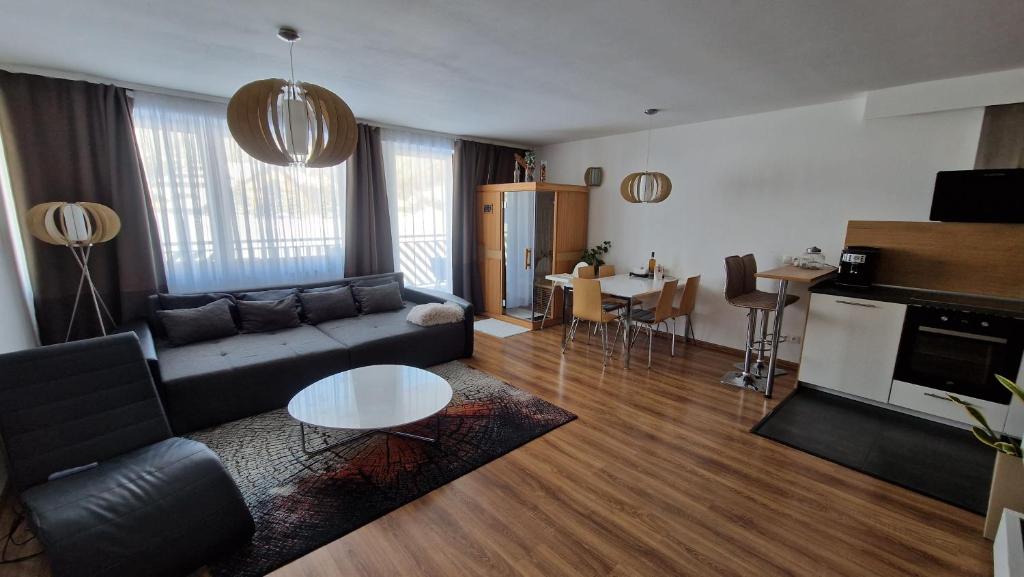 多纳瓦利Apartment Panorama 35C的客厅配有沙发和桌子