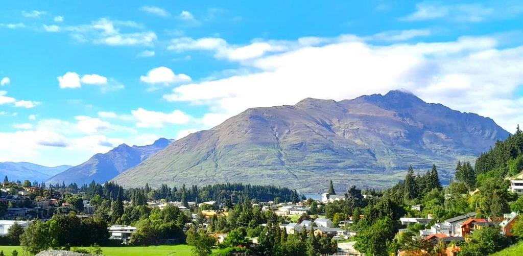 皇后镇Queenstown Retreat的山谷中的一座城镇,以山为背景