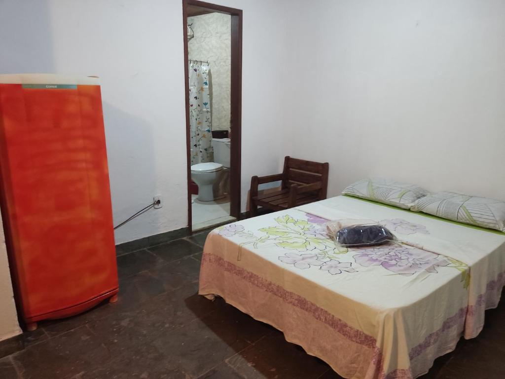 巴哈古拉提巴Mangue House 2的一间卧室,配有一张带钱包的床