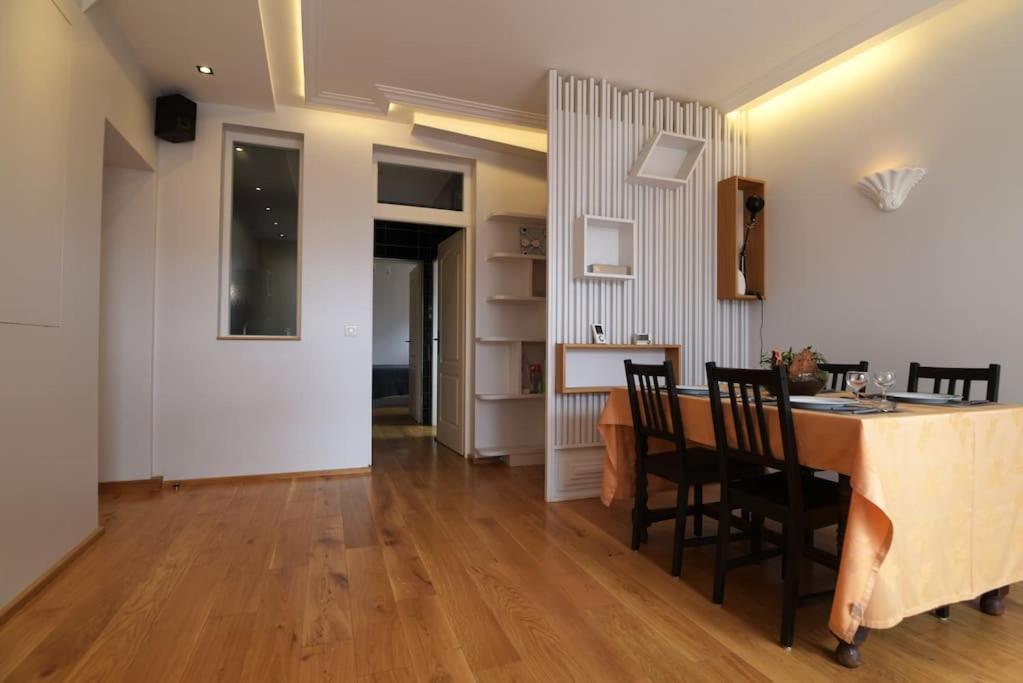 国玺3-room separate unit in Sceaux (80 sq.m/860 sq.ft)的厨房以及带桌椅的用餐室。