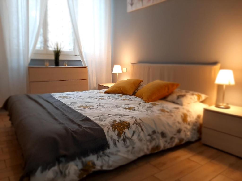 佛罗伦萨Appartamento vicino aeroporto的一间卧室配有一张带两个枕头的床