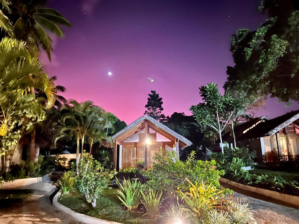 维拉港MG Cocomo Resort Vanuatu的花园中的一个房子