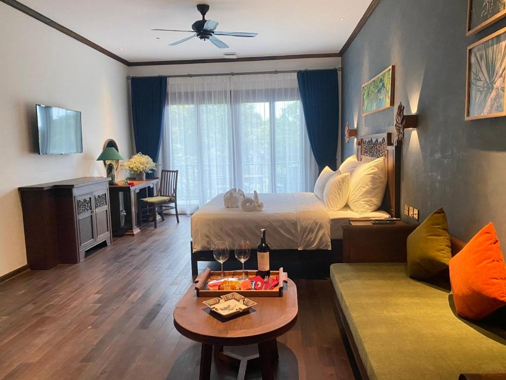 河内Amour Resort Bavi的一间卧室配有一张床、一张沙发和一张桌子