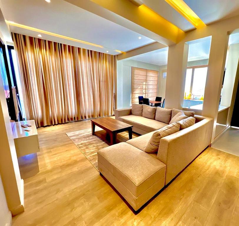 穆里Ahmed Suites的客厅配有沙发和桌子
