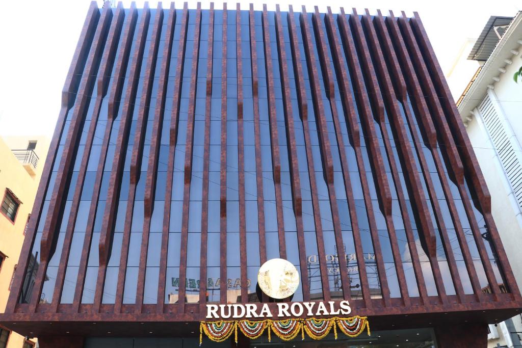 舍地Rudra Royals的建筑的侧面有标志
