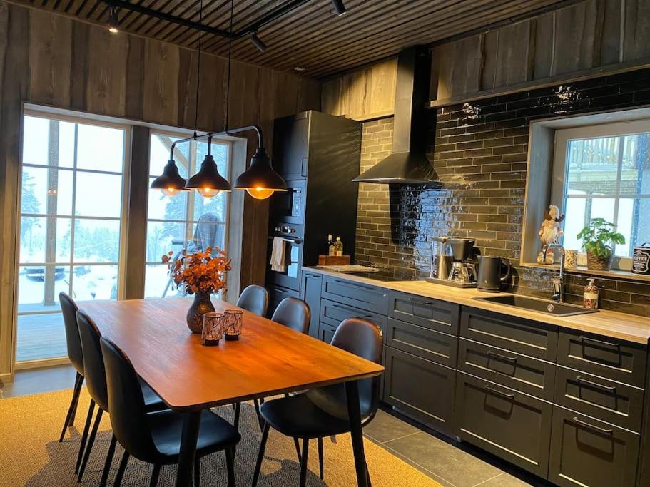 耶尔夫瑟Modern Stuga med Ski Lodge känsla的厨房配有木桌和椅子