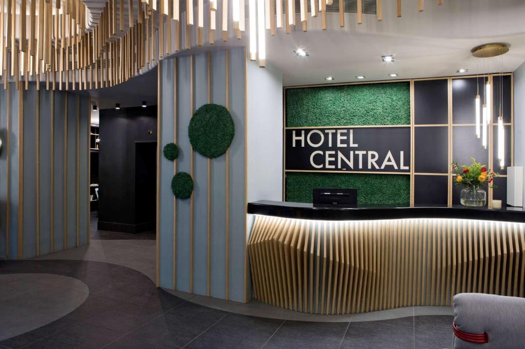 布加勒斯特Central Hotel, Trademark Collection by Wyndham的酒店终端,墙上挂有酒店中央标志