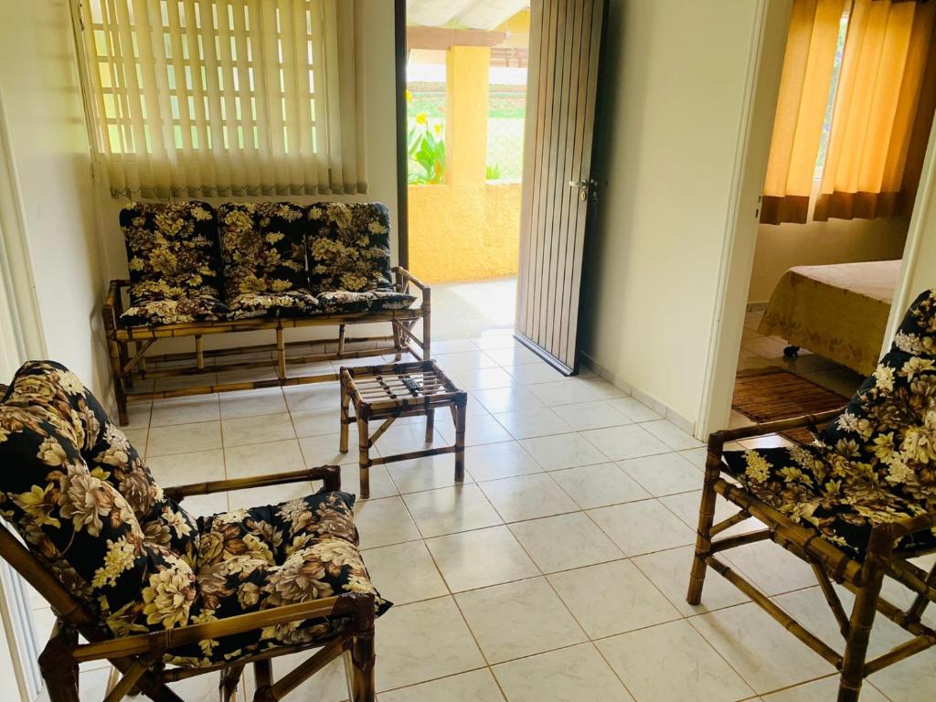 圣代佩德罗Aguas de São Pedro ambiente Familiar e Aconchegante的客厅配有两把椅子和一张沙发