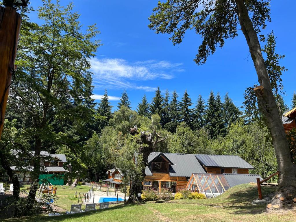 拉安戈斯图拉镇Portal del Manzano的一座带游泳池和树木的房屋