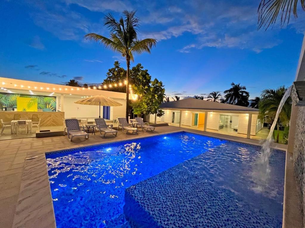 圣安德烈斯Zaba Beach House的一座房子后院的游泳池