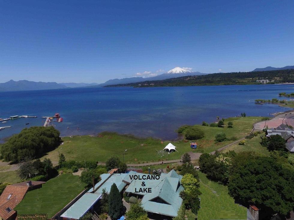比亚里卡Volcano & Lake Family Hostel的享有湖泊和山脉的空中景致