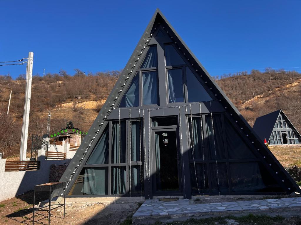 迪利然Green Villa Resort White的一座带三角形屋顶的黑色房子