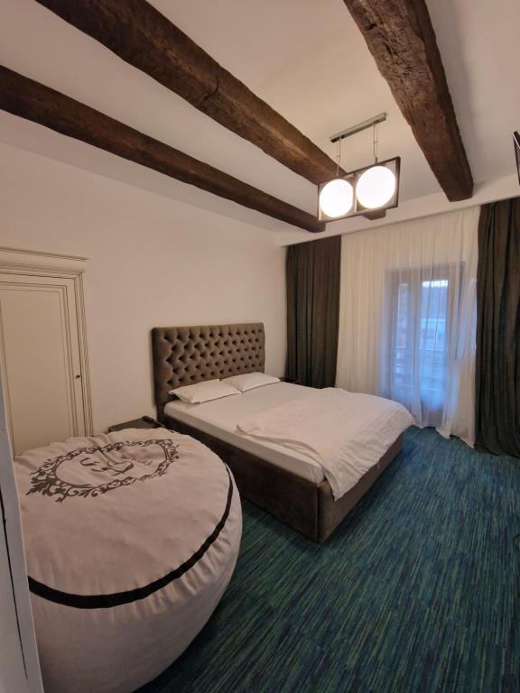 普雷代亚尔Vila Carolyne的一间卧室设有两张床和窗户。