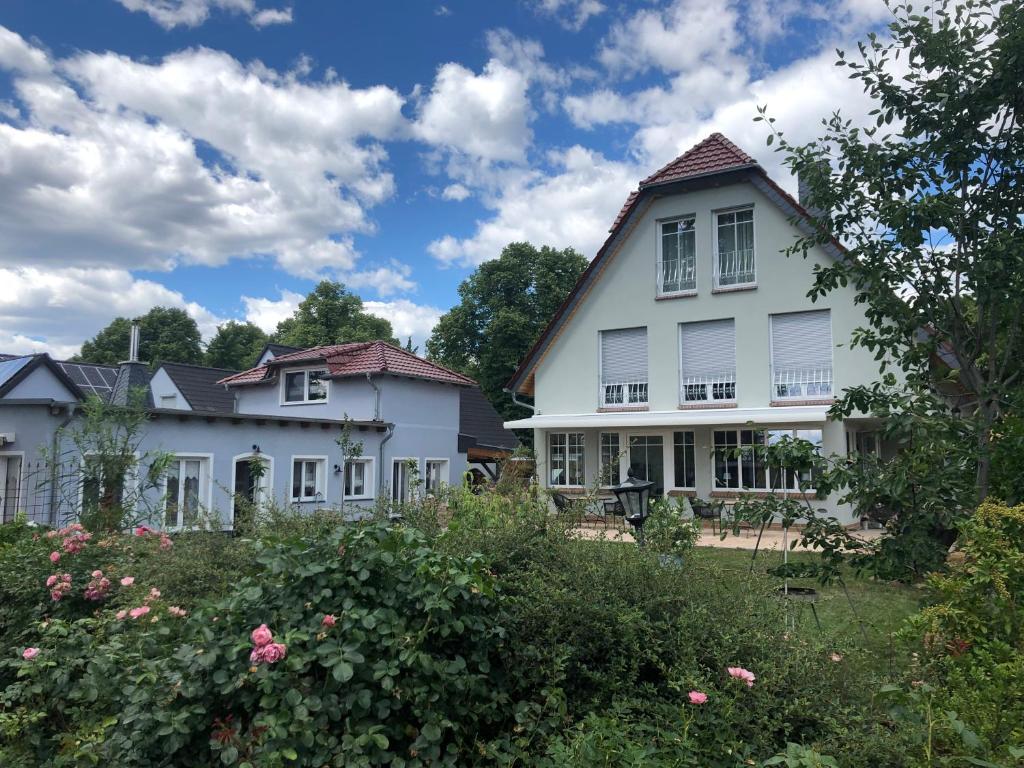 森夫滕贝格SEENLANDHOF的白色的房子,两栋白色的房子