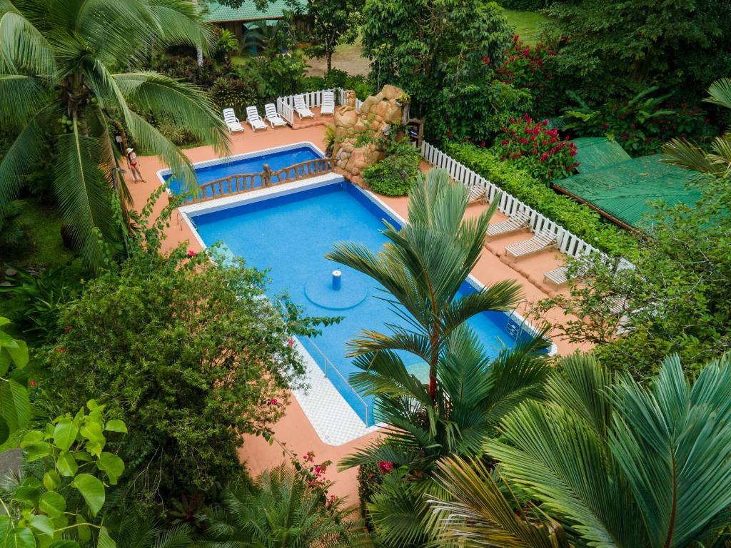 萨拉皮基阿拉安比贵小屋酒店的享有度假村游泳池的顶部景致