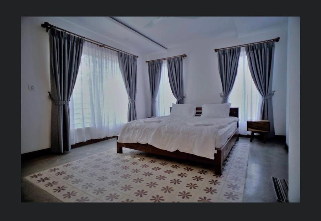 暹粒Thean y apartment的一间卧室设有一张床和一个大窗户