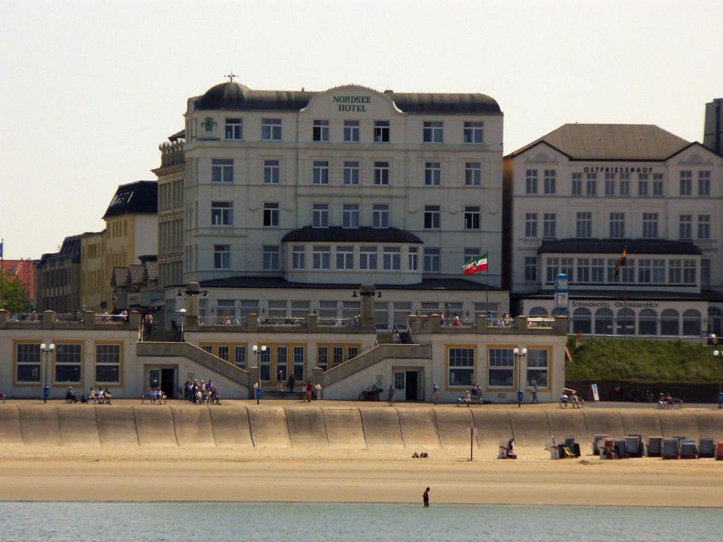 博尔库姆博尔库姆诺德希酒店的海滨的建筑