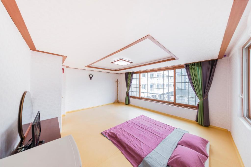 庆州Remember Youth Hostel的客房设有床和窗户。
