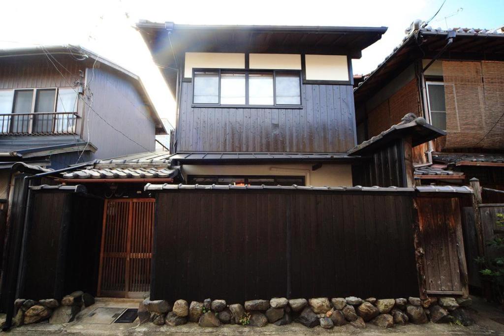 京都カモンイン 稲荷的前面有围栏的房子